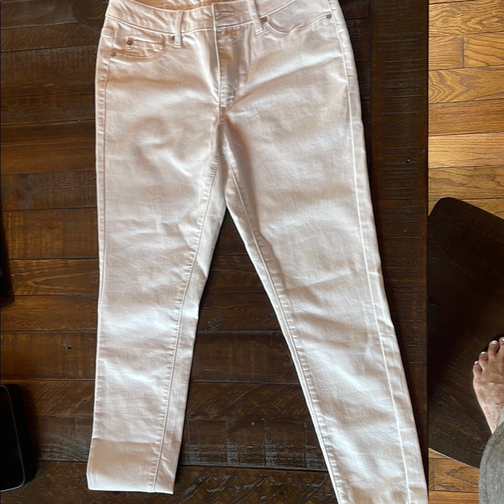 Tahari, size 4 White Skinny Jeans